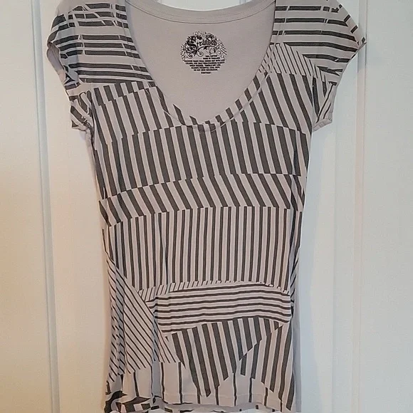 Stranded Distresed Look T-Shirt - Picture 2 of 5